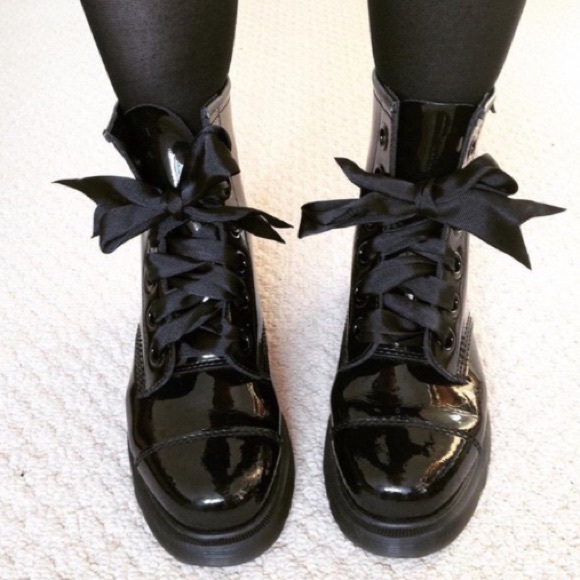 Dr Marten Shoes - Dr Marten Grace Bow 8 Eye Capper Boot in Black
